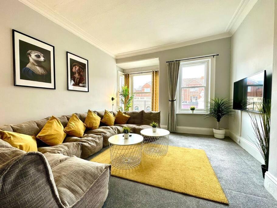 Massive 4 Bedroom Duplex Apartment - Sleeps Up To 10 People - Free Parking - 5 Minutes To The Best Beach! - Great Location - Fast Wifi - Smart Tv - Newly Decorated - Sleeps Up To 10! Close To Bournemouth & Poole Town Centre & Sandbanks Екстериор снимка