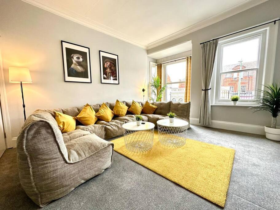 Massive 4 Bedroom Duplex Apartment - Sleeps Up To 10 People - Free Parking - 5 Minutes To The Best Beach! - Great Location - Fast Wifi - Smart Tv - Newly Decorated - Sleeps Up To 10! Close To Bournemouth & Poole Town Centre & Sandbanks Екстериор снимка