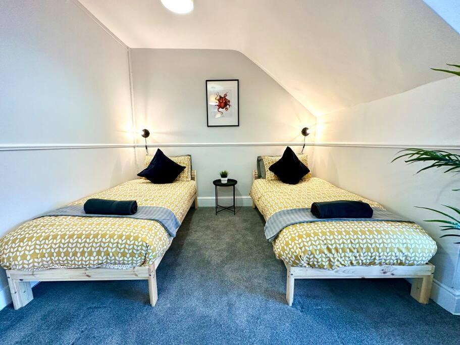 Massive 4 Bedroom Duplex Apartment - Sleeps Up To 10 People - Free Parking - 5 Minutes To The Best Beach! - Great Location - Fast Wifi - Smart Tv - Newly Decorated - Sleeps Up To 10! Close To Bournemouth & Poole Town Centre & Sandbanks Екстериор снимка