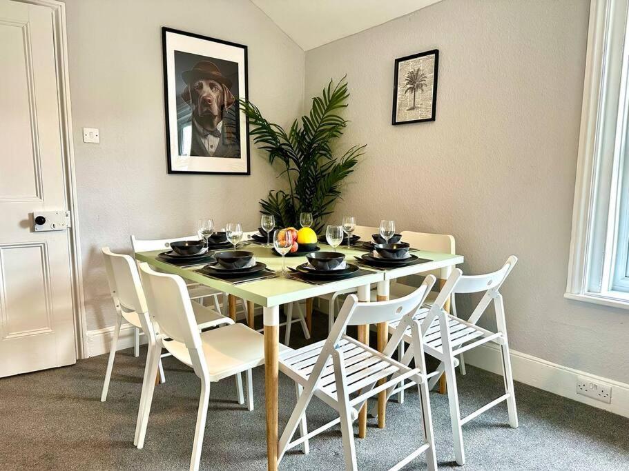 Massive 4 Bedroom Duplex Apartment - Sleeps Up To 10 People - Free Parking - 5 Minutes To The Best Beach! - Great Location - Fast Wifi - Smart Tv - Newly Decorated - Sleeps Up To 10! Close To Bournemouth & Poole Town Centre & Sandbanks Екстериор снимка