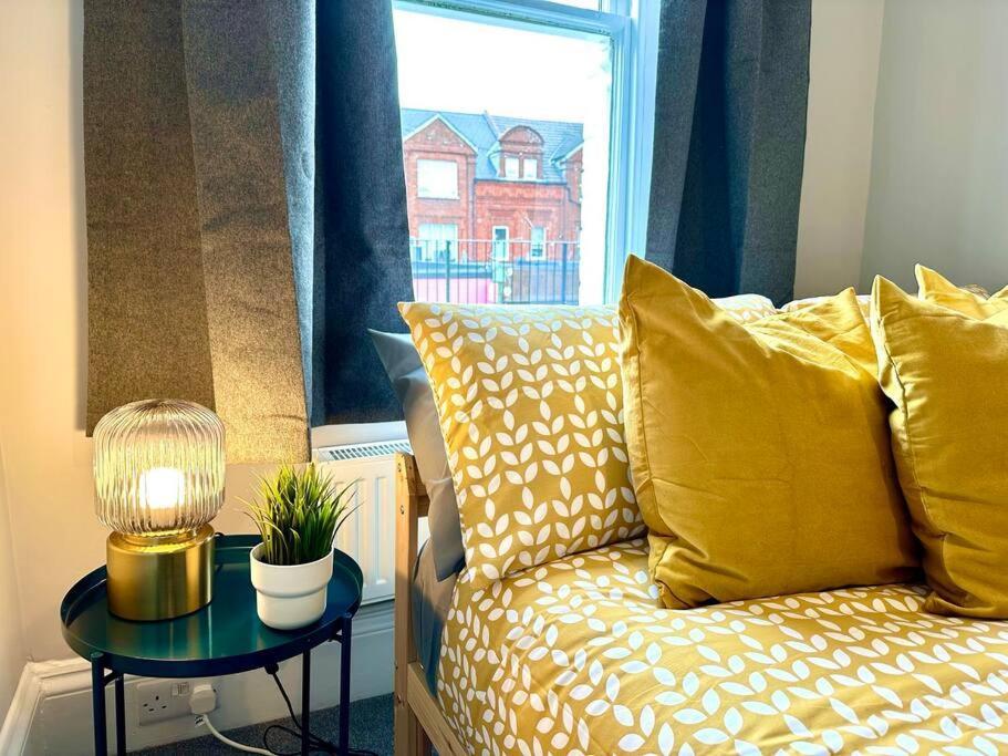 Massive 4 Bedroom Duplex Apartment - Sleeps Up To 10 People - Free Parking - 5 Minutes To The Best Beach! - Great Location - Fast Wifi - Smart Tv - Newly Decorated - Sleeps Up To 10! Close To Bournemouth & Poole Town Centre & Sandbanks Екстериор снимка