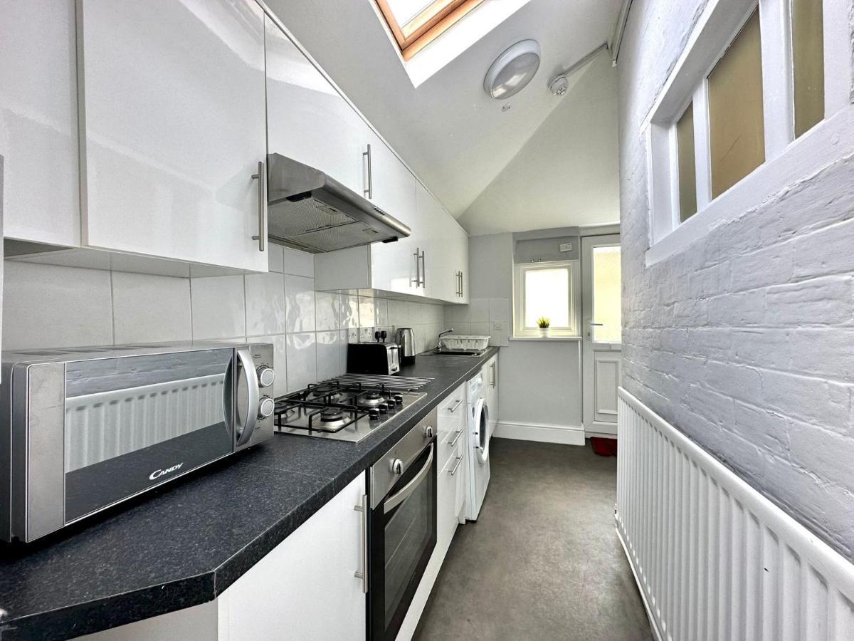 Massive 4 Bedroom Duplex Apartment - Sleeps Up To 10 People - Free Parking - 5 Minutes To The Best Beach! - Great Location - Fast Wifi - Smart Tv - Newly Decorated - Sleeps Up To 10! Close To Bournemouth & Poole Town Centre & Sandbanks Екстериор снимка